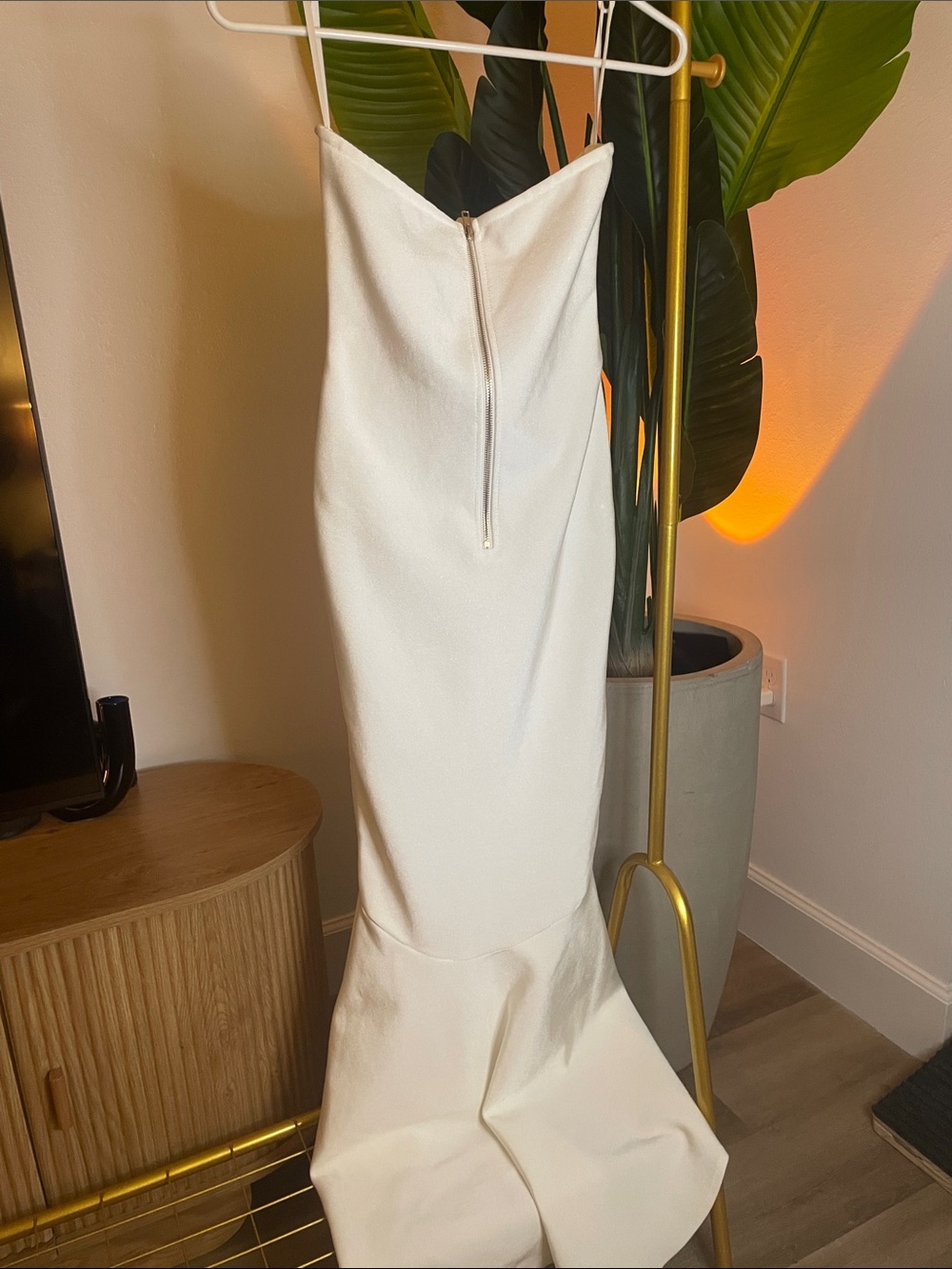 Elegant White Strapless Mermaid Wedding Gown with Flared Hem - Picture 4 of 4